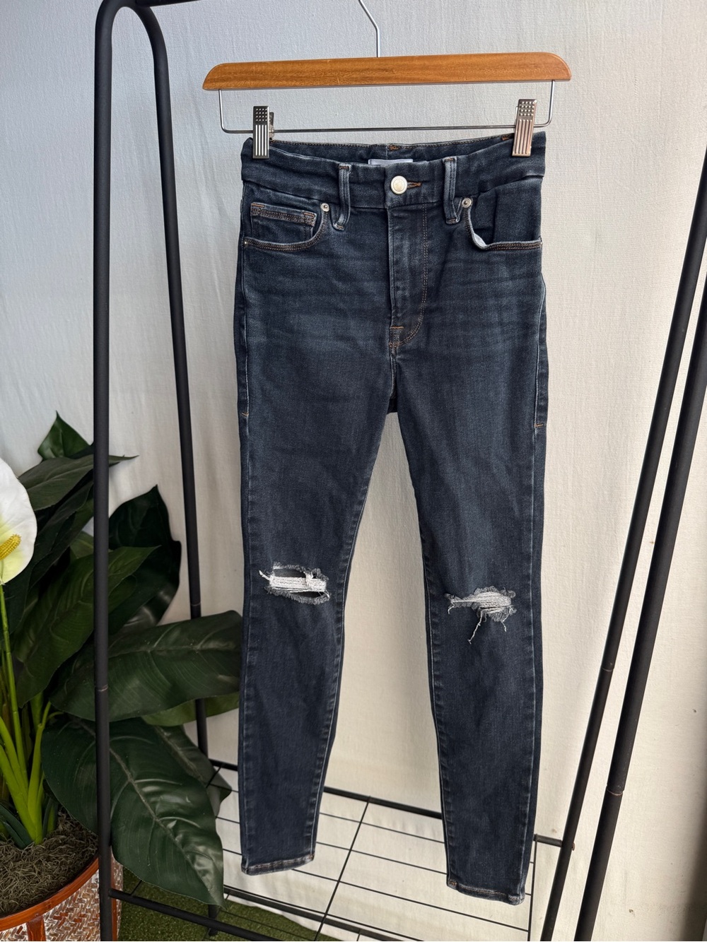 Good American Stretchy Dark Wash Skinny Jeans / Size 00-4